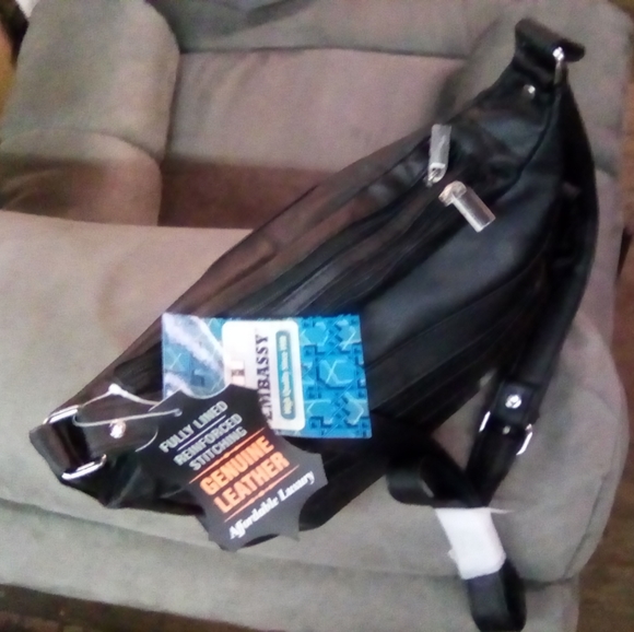 EMBASSY WOMEN'S CROSSBODY ADAPTABLE QUALITY LEATHER PURSE BLACK COLOR. - Picture 3 of 5